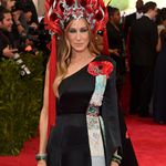 Sarah Jessica Parker in H&M with Philip Treacy headdress<br>
